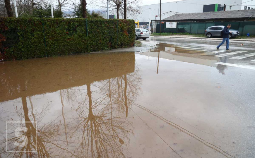 Proglašeno stanje prirodne nesreće u Sanskom Mostu: Oštećen most, dio mještana ostao odsječen