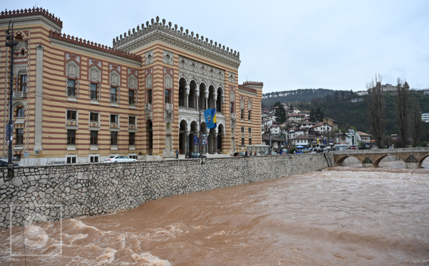 Kiša u Sarajevu ne prestaje padati: Pogledajte fotografije kako danas izgleda rijeka Miljacka