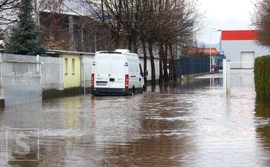 Trenutno stanje na cestama u BiH: Saobraćaj obustavljen na više putnih pravaca zbog poplava