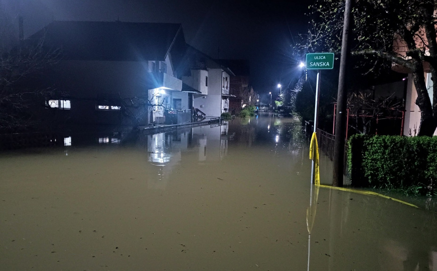 Besana noć za građane Sanskog Mosta: Voda ušla u zgradu općine, više mjesta odsječeno od grada