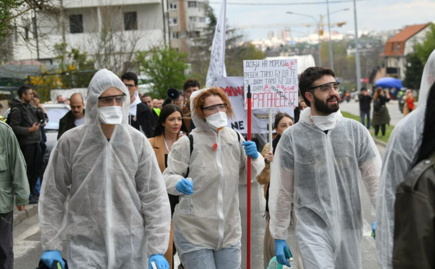 Potpisuje se peticija za ukidanje Vučićevog tabloida: “Ko ne skače, taj je ćaci“