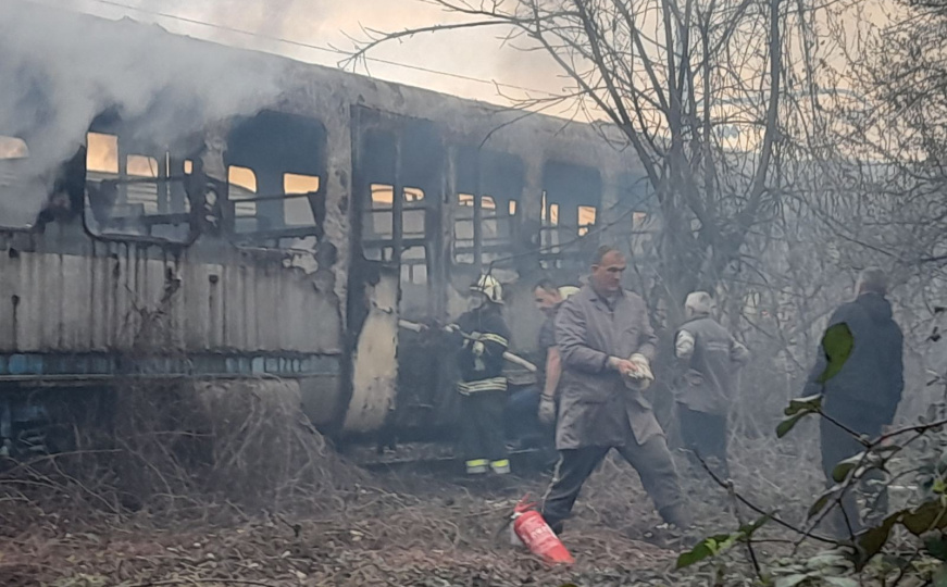 Požar u Doboju: Vatrogasci na terenu, gori kod željezničke stanice