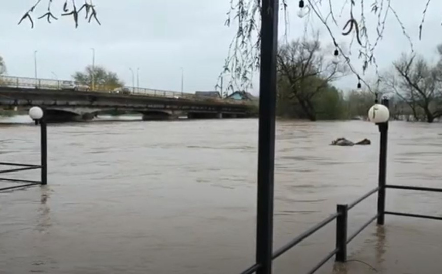 Prelijepa gesta u BiH: Zbog poplava organizovan prevoz mještana čamcem za bajram-namaz