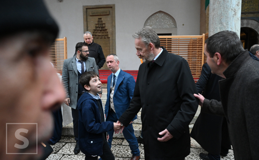 Bakir Izetbegović dijelio bajramluk ispred Begove džamije u Sarajevu