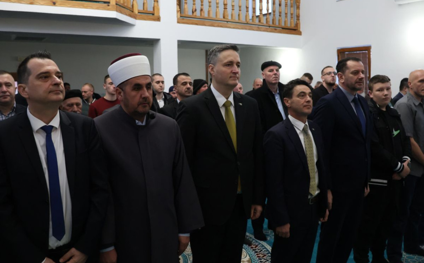 Denis Bećirović klanjao bajram-namaz u Žepi: "Moramo brinuti o našim povratnicima"