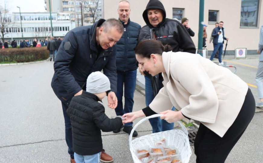 Benjamina Karić dijelila bajramske baklave: 'Otvorenih srca činimo i dijelimo dobro s drugima'