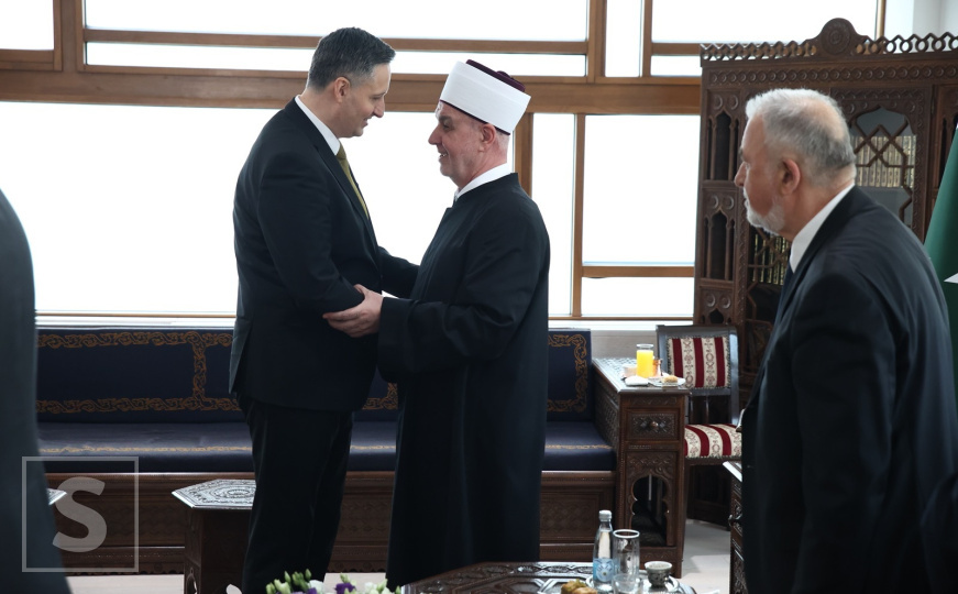 Brojne zvanice na prijemu: Reis Kavazović najmlađima dijelio bajram-banku, stigli Bećirović i Skaka