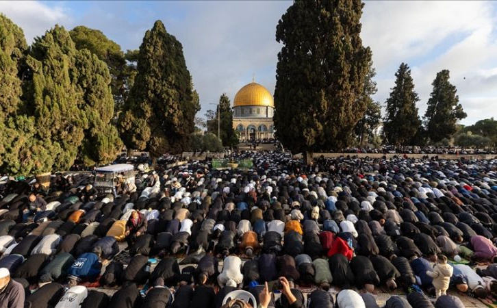 Hiljade Palestinaca klanjalo bajram-namaz u džamiji Al-Aksa u Jerusalemu
