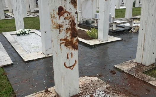 Vandalizam na šehidskom mezarju u BiH: Oskrnavljeni nišani, policija vrši istragu
