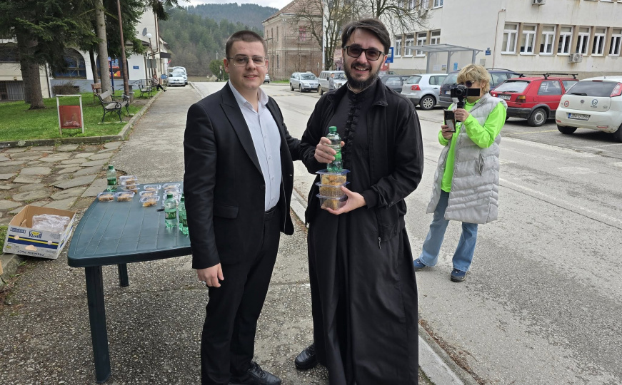 I ovo je Bosna i Hercegovina: Imam Said ef. Junuz iz Rudog komšijama dijelio baklave za Bajram