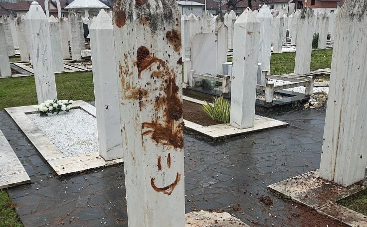 Pronađeni vandali koji su oštetili 14 nišana na Šehidskom mezarju u Brčkom