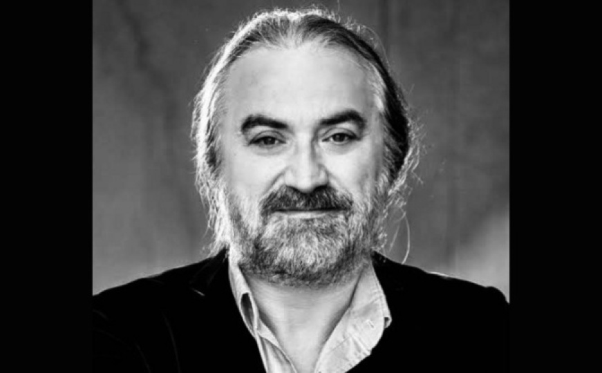 Popularni pjevač preminuo usred nastupa: Srušio se na bini pred publikom