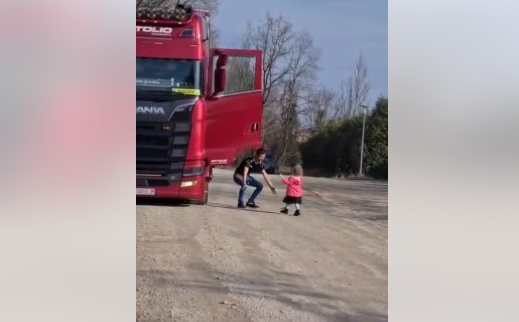 Snimak koji će vam rastopiti srce: Emotivni susret oca koji se vratio s puta i njegove kćerkice