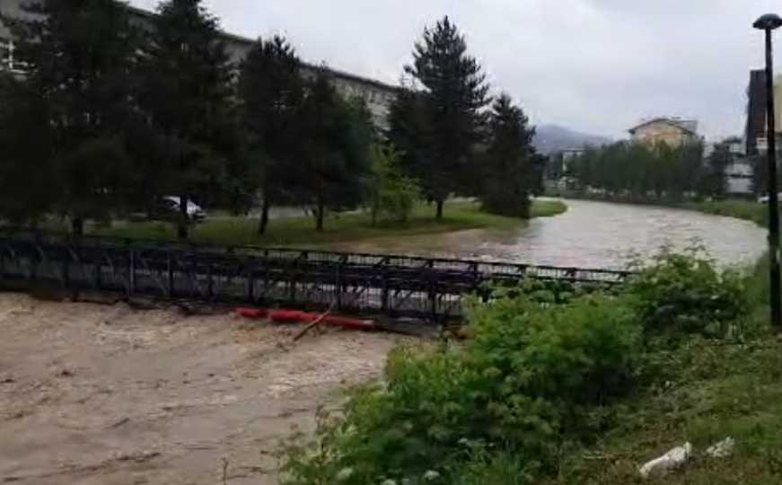 Nastavlja se potraga: Spasioci još uvijek pretražuju rijeku Jalu za nestalim policajcem i bjeguncem