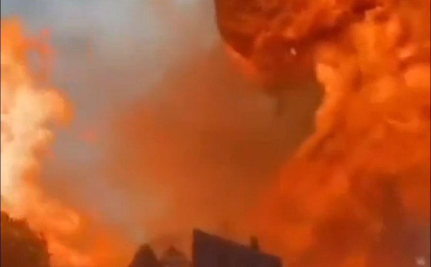 Eksplodirao plinovod u Maleziji: Ogroman požar zahvatio nekoliko kuća, stanovnici zarobljeni