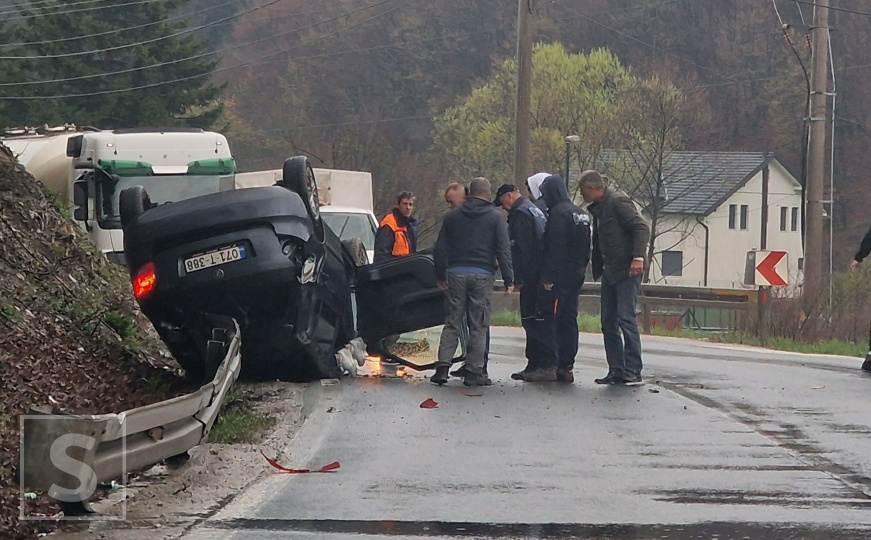 Saobraćajna nesreća kod Sarajeva: Automobil se prevrnuo na krov