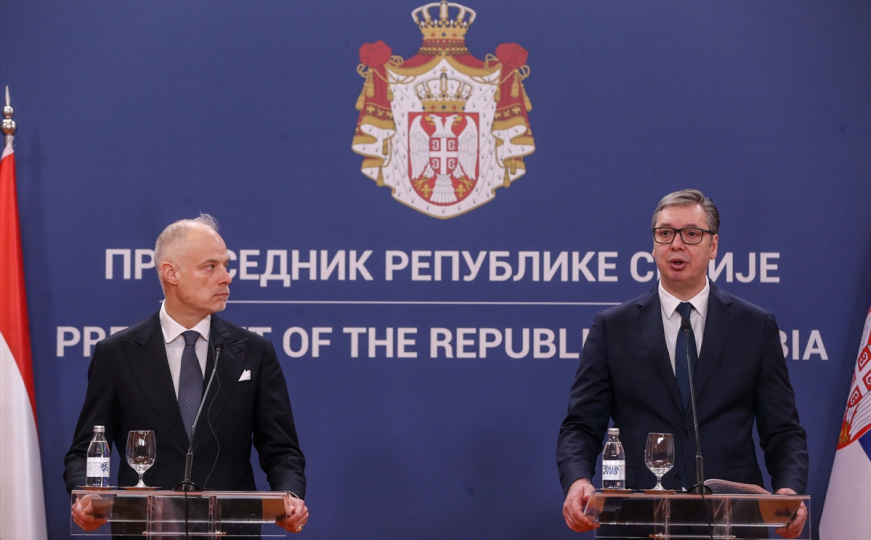 Vučić se sastao sa mađarskim ministrom odbrane: Najavljen vojni savez Mađarske i Srbije