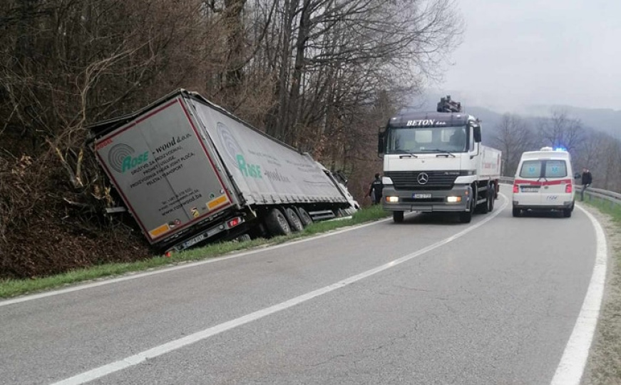Udes u BiH: Kamion sletio sa kolovoza, vozač bio zaglavljen dva sata