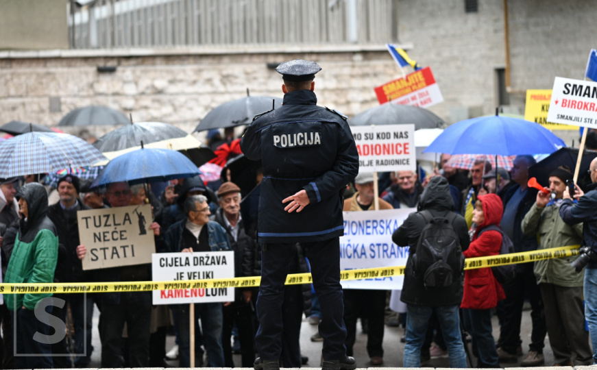 Protesti ispred Parlamenta FBiH, građani poručili: "Cijela država je kamenolom"