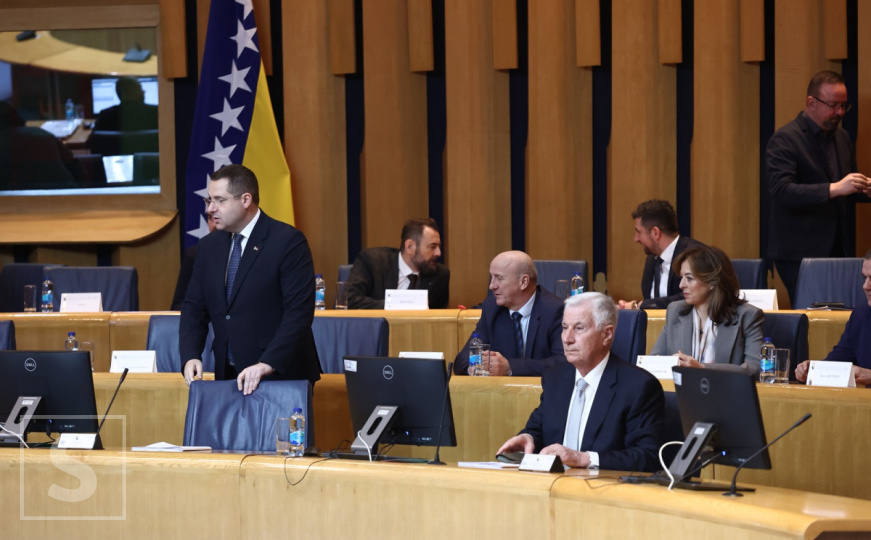 Usvojen zakon: Povećanje plaća državnim službenicima - da, političarima - ne!