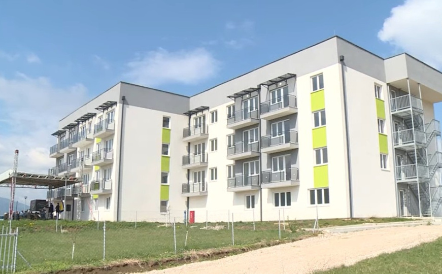 Lijepe vijesti iz Bihaća: Porodice koje su boravile u alternativnim smještajima dobile nove stanove