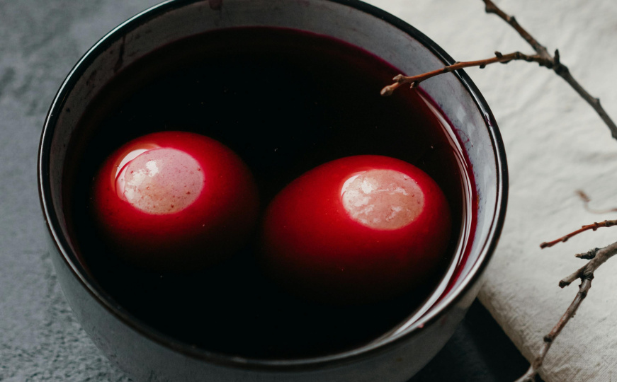 Napravite vatreno crvena uskršnja jaja bez hemije: Trebaju vam dvije namirnice iz kuhinje