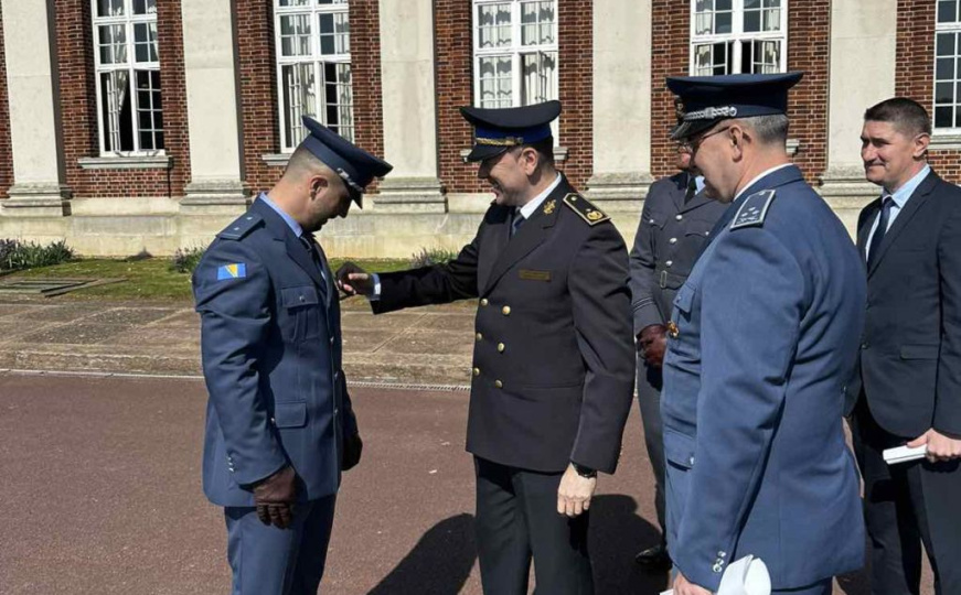 Svaka čast: Kadet iz BiH najbolji internacionalni polaznik školovanja na Royal Air  Force College