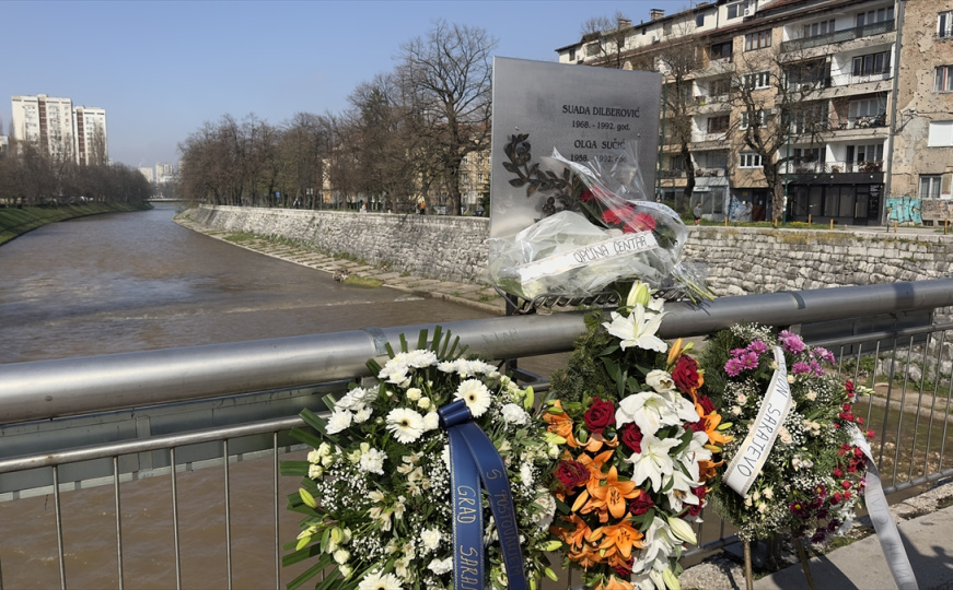 Suada i Olga su prve žrtve opsade Sarajeva: Polaganjem cvijeća na mostu obilježena 33. godišnjica