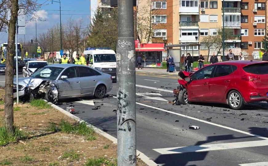 Teška nesreća u Sarajevu: Dvije osobe povrijeđene i prebačene na KUM, saobraćaj blokiran
