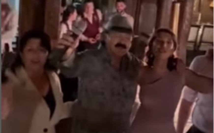 Procurio snimak: Haris Džinović u zagrljaju mlađe kolegice, ona poručila da takvog muža traži