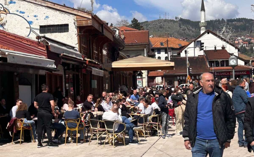 Sunce izmamilo Sarajlije: Bašte popunjene do zadnjeg mjesta, pogledajte atmosferu s Baščaršije