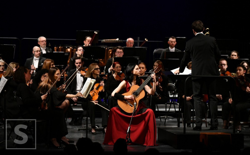 Spektakl u NPS: Pogledajte dio atmosfere sa koncerta Bianke Szalaty i Sarajevske filharmonije