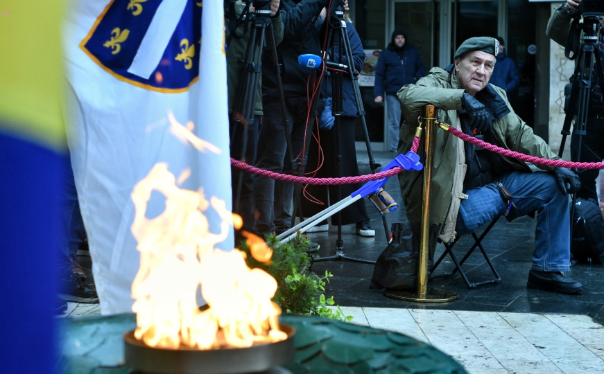 Obilježavanje Dana grada Sarajeva: Položeno cvijeće ispred Vječne vatre