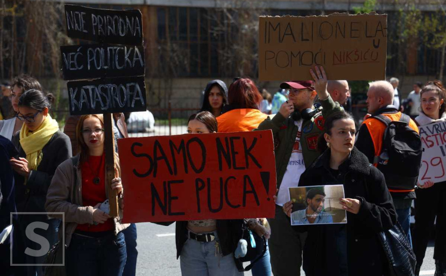Počeo protest studenata u Sarajevu ispred 'prazne' Vlade FBiH: 'Vlast se pobrinula za svoje fotelje'
