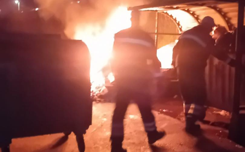 Sramota u Hadžićima: Stanovnici zapalili otpad i uništili komunalnu infrastrukturu