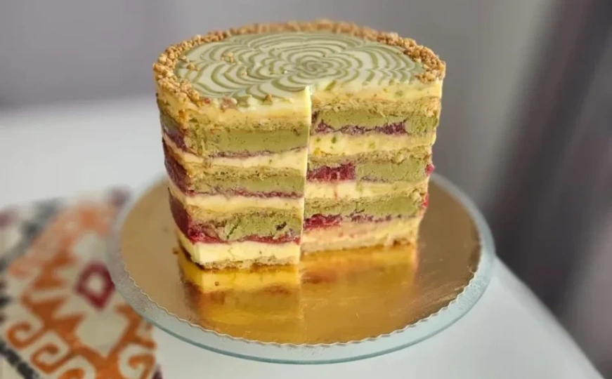 Neodoljiva torta od pistacija, vanilije, malina i lješnjaka: Osvojit će vas već pri prvom zalogaju