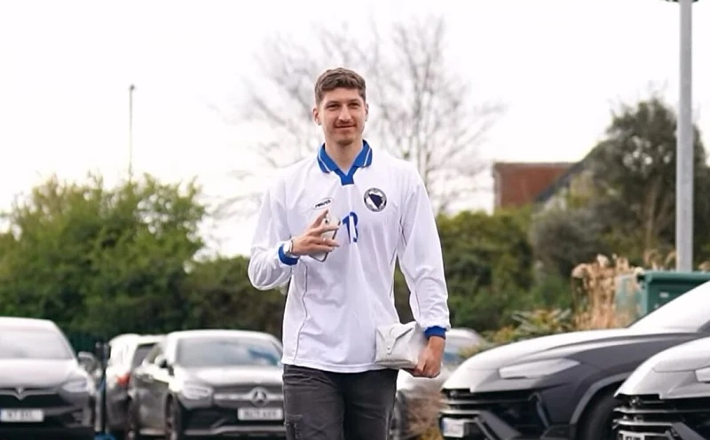 Vitaly Janelt oduševio navijače BiH: Pojavio se na treningu u retro dresu naše reprezentacije