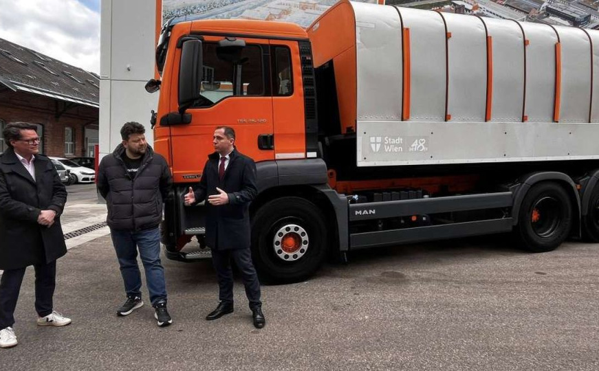 Njegovanje prijateljskih odnosa: Grad Beč poklonio kamion za prikupljanje otpada Bihaću