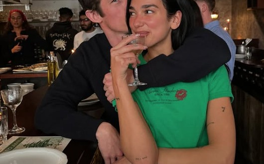 Dua Lipa pokazala svoj blistavi vjerenički prsten: Krasi ga dijamant, a evo koliko košta