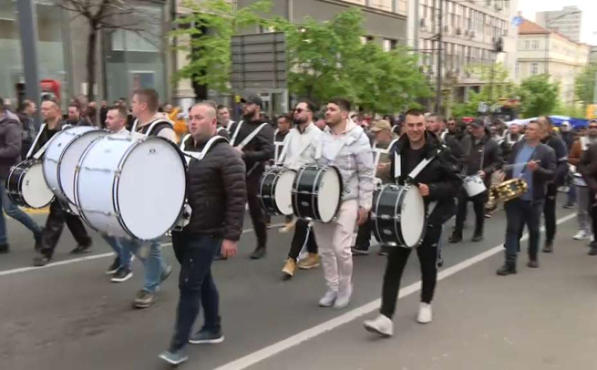 Počeo trodnevni skup Aleksandra Vučića u Beogradu: Miting otvoren uz defile zastavama i trubačima