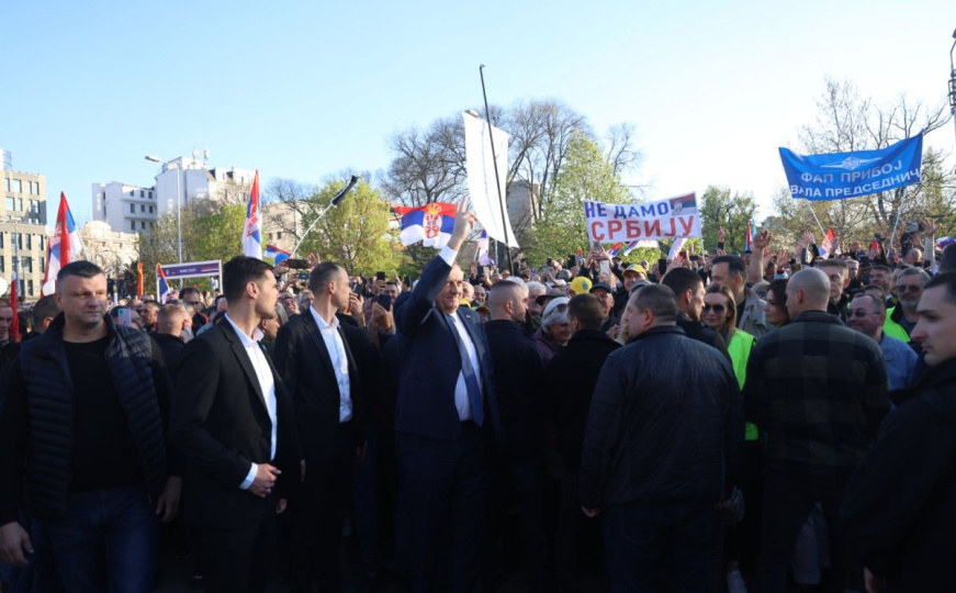 Bjegunac Dodik na Vučićevom skupu: 'Ne damo Srbiju i RS'