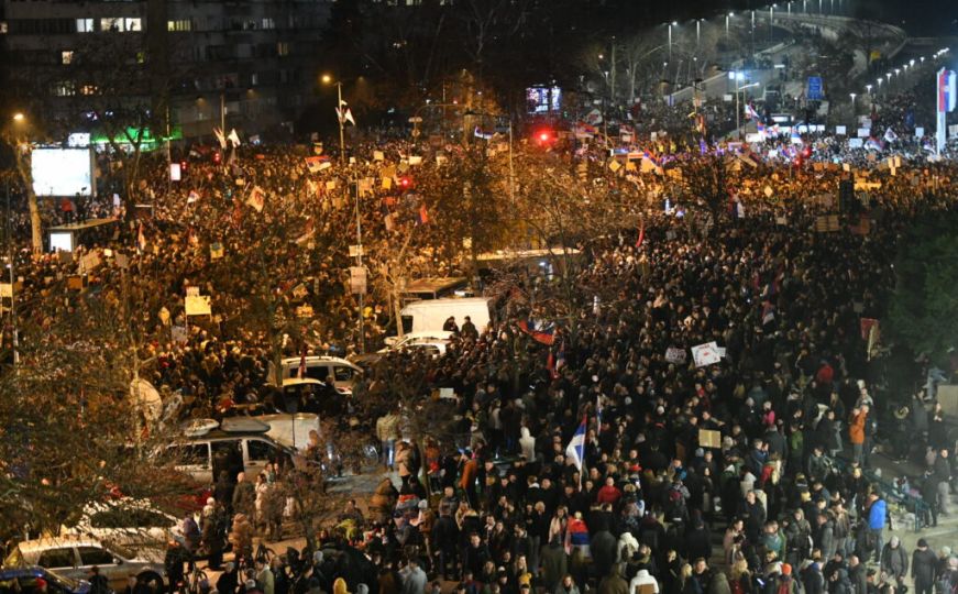Dvije Srbije na istom mjestu: Usporedite broj studenata i onih koje je Vučić uspio dovesti na miting