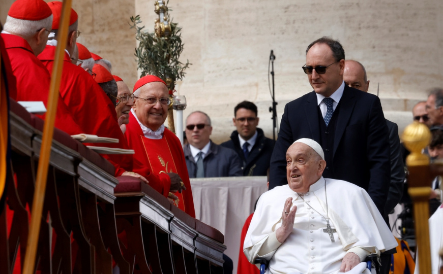 Povodom Cvjetnice: Papa Franjo se pojavio u javnosti na deset minuta, djeci dijelio slatkiše