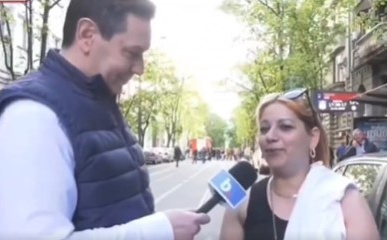 Bacila majicu "I ja sam ćaci" u smeće: Novinar za 3 minuta 'preobratio' učesnicu Vučićevog skupa