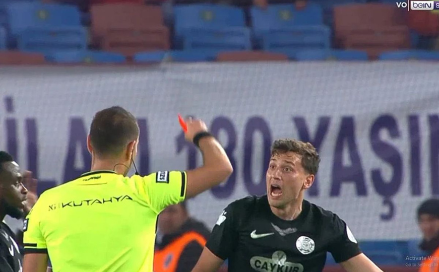 Dal Varešanović ušao s klupe i zaradio dva žuta kartona: Tražio je VAR, ali su pravila bila jasna