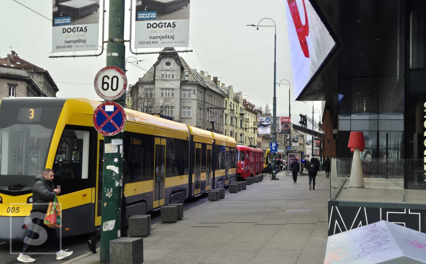 Tramvajski saobraćaj u Sarajevu u potpunom zastoju zbog banera koji je pao na šine