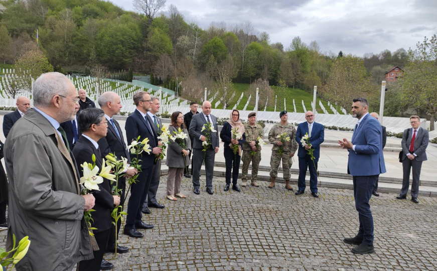 Ambasadori PIC-a stigli u Potočare: Schmidt bez problema boravi u RS-u uprkos Dodikovim prijetnjama