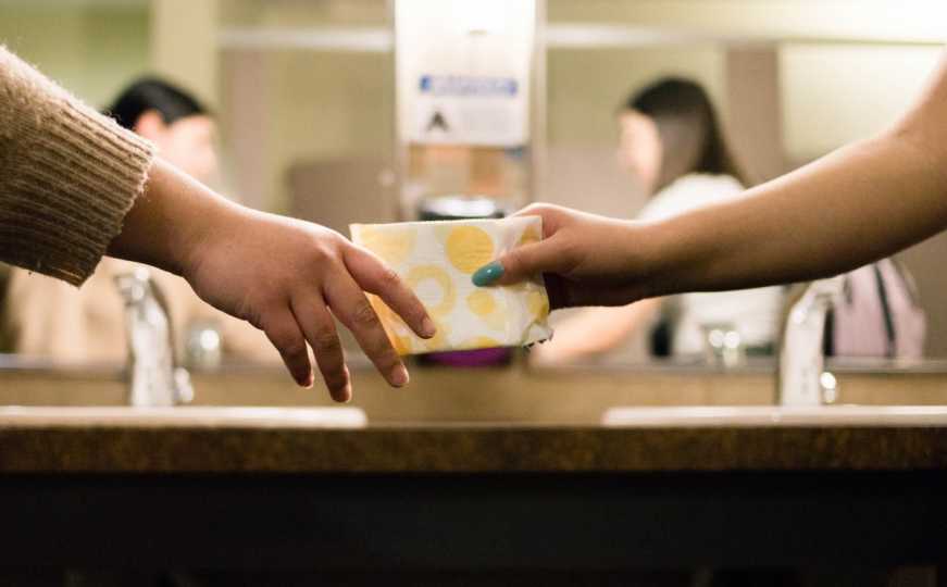 Menstrualno siromaštvo: Naša stranka traži besplatne uloške u osnovnim školama u KS
