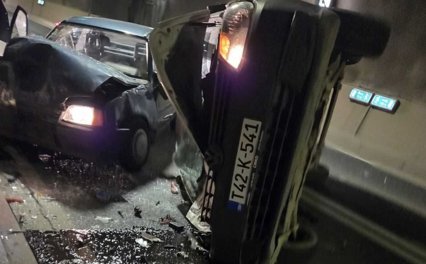 Sudar četiri vozila u tunelu Vranduk: Dvije osobe povrijeđene, saobraćaj u potpunosti obustavljen