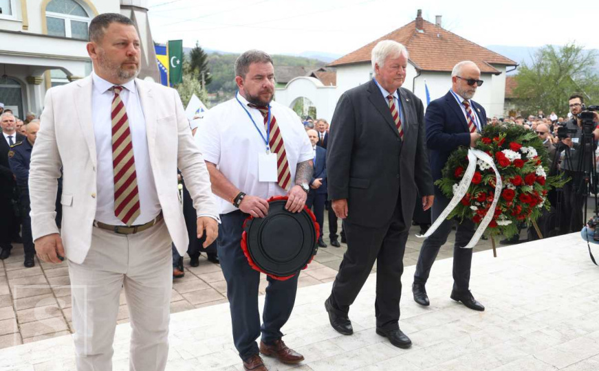 Položili cvijeće: Britanski pukovnik, Izetbegović i porodice žrtava zajedno u Ahmićima